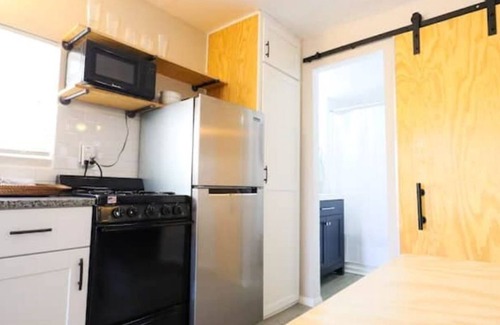 University Heights House | Nob Hill/UNM Luxury Remodel Small House/King Beds