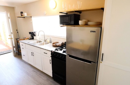 University Heights House | Nob Hill/UNM Luxury Remodel Small House/King Beds