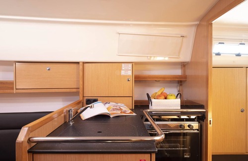 Vigo Boat Rental | Noche a Bordo en un Velero de Lujo Sobre el Mar, en Pleno Corazón de la Ciudad