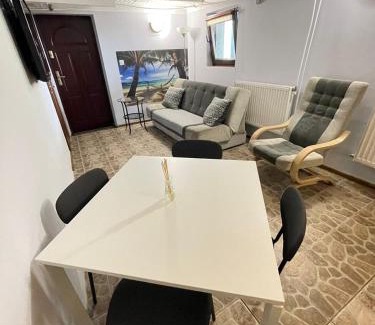 Murowana Goslina Apartment | Noclegi nad jeziorem w Puszczy Zielonka