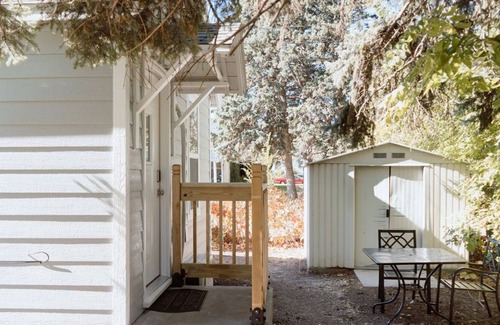 North Platte House | Noelle's Nest Close to Everything! Pet Friendly!