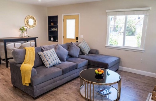 North Hollywood House | NOHO BLISS: NEWLY RENOVATED 3BR HOUSE w/ HOT TUB & LARGE FENCED YARD p58