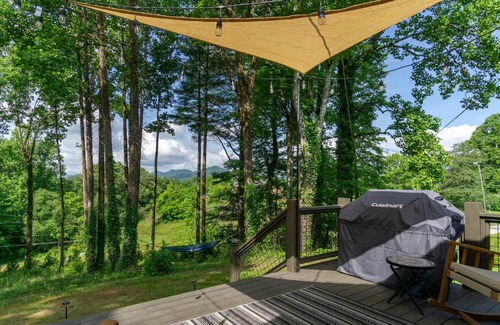 Old Fort House | Nomad Retreat Pet-Friendly, Hot Tub & Mountain View