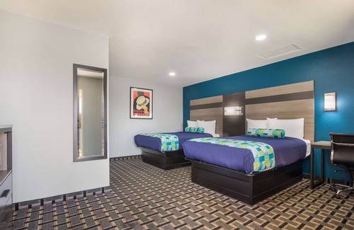 Salem Hotel | Non-Smoking Room: 2 Doubles, Flat-Screen HDTV & Close to John Hay Center