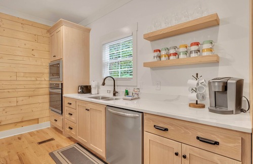 Lancaster House | Noon CHECK IN, 2pm CHECK OUT at Center Hill Lake, 3 Family Suites, sleeps 13