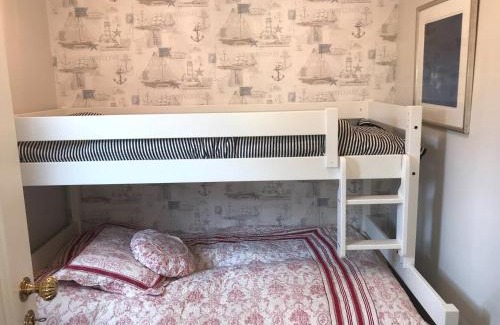 Svolvaer House | Nora's Waterfront Cabin