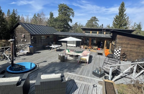 Flemingsberg Villa | Nordic design dream in forest! Lake, hot tub, privacy & 15 mins to Stockholm