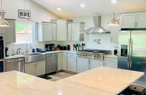 La Follette House | Norris Nook: Lakefront 9br/11ba, Private Dock,Private HotTub,Sleeps 32, Gameroom
