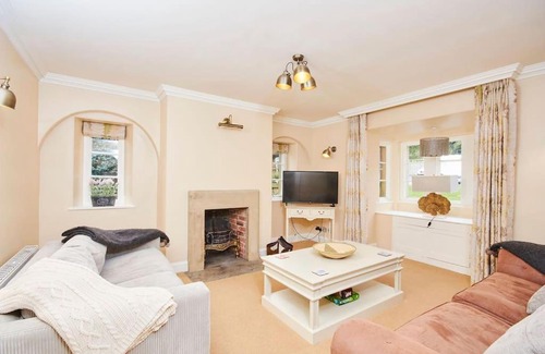 Bakewell House | North Lodge - 17th Century Gate Cottage at Hassop Hall