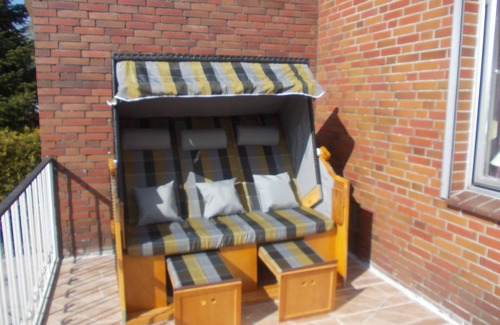 Nenndorf Apartment | North Sea vacation in large vacation apartment balcony beach chair garden barbecue