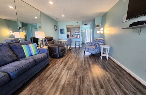 Traverse City Condo | North Shore Inn Traverse City - Unit 102