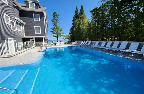 Traverse City Condo | North Shore Inn Traverse City - Unit 102