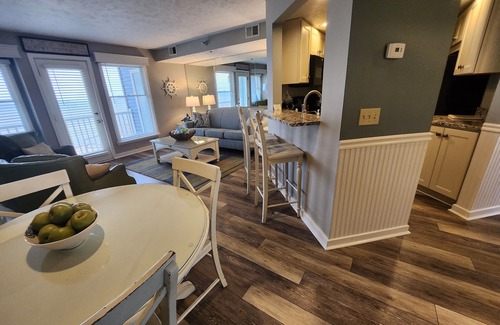 Traverse City Condo | North Shore Inn Traverse City - Unit 204