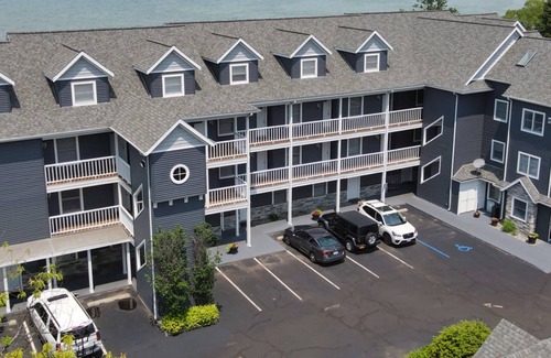 Traverse City Condo | North Shore Inn Traverse City - Unit 209