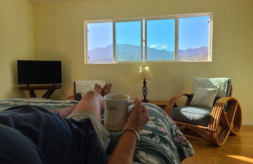 Waialua House | North Shore Tropical Studio with breathtaking mountain views!