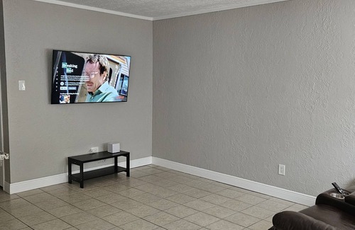 Cloverleaf House | Northeast townhome ready to host you