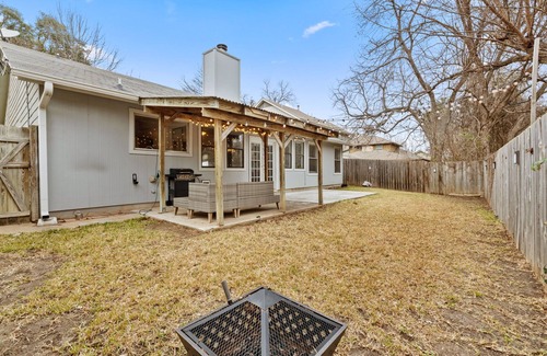 Anderson Mill Village House | Northside Stay W King Beds + Grill!