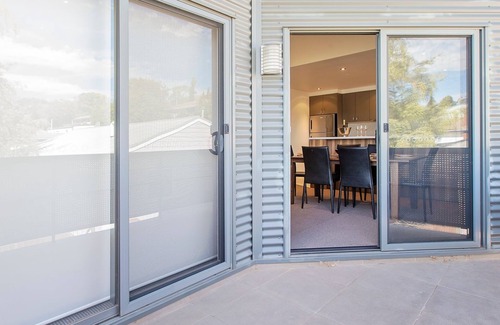 Jindabyne House | Northview 2 - Modern 2BR Townhouse l Lake View l Central Location l Spa Bath l WiFi