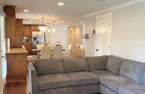 Starcrest House | Northwest Gem! King bed, Private fenced backyard