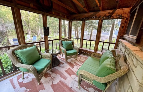 Ephraim House | Northwind Cottage #2, Dog Friendly! Walk to the Village and the Bay