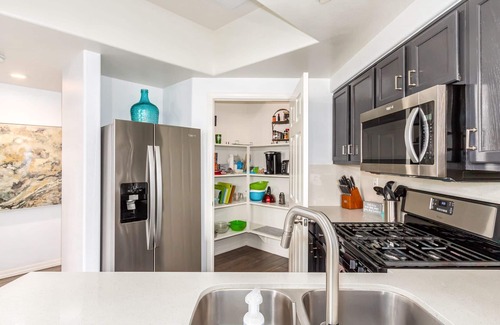 Maryvale Village Condo | Not Evolve - 2 KINGS, ground floor - Heated Pool & gas grill! Cardinals Stadium!