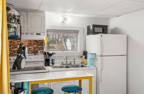 Dover Apartment | Nothing Fancy Older Apt~Walk to Downtown~ King Bed