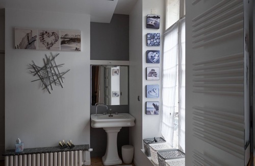 Centre Ville Bed & Breakfast | Notre Dame" guest room with garden view. Breakfast included