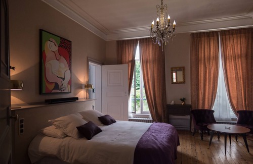 Centre Ville Bed & Breakfast | Notre Dame" guest room with garden view. Breakfast included