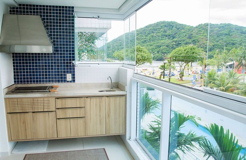 Centro Apartment | NOVO: Apto com Wi-Fi a 60m da Praia de Bertioga/SP