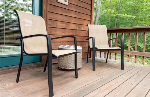 Davis House | NP17-Romantic Getaway! Close to towns! Hot tub!