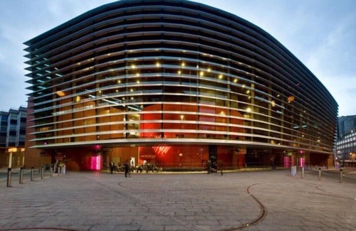 Leicester City Centre Apartment | NR GRAND HOTEL-MASTER BEDROOM WITH A CITY VIEW