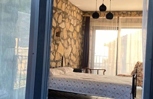 Dikili Bed & Breakfast | Nur Karen Taş Konak