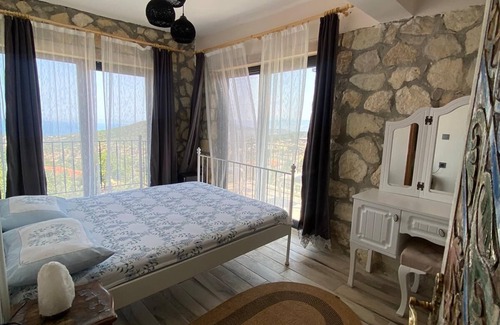 Dikili Bed & Breakfast | Nur Karen Taş Konak