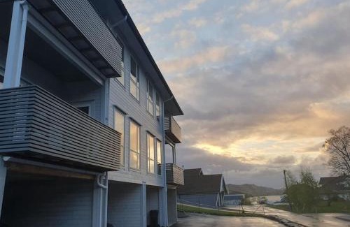 Seim Apartment | Nydelig leilighet- Solrik/2 balkonger