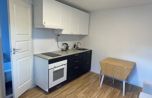 Jordbro Apartment | Nyrenoverad tvårumslägenhet i ett vackert villaområde