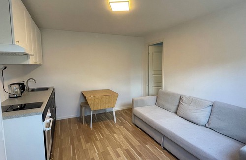 Jordbro Apartment | Nyrenoverad tvårumslägenhet i ett vackert villaområde