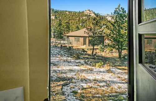Estes Park Cabin | O'Deer Cabin – Pet-Friendly, Walk to Downtown Estes, Private Hot Tub – EV#3241