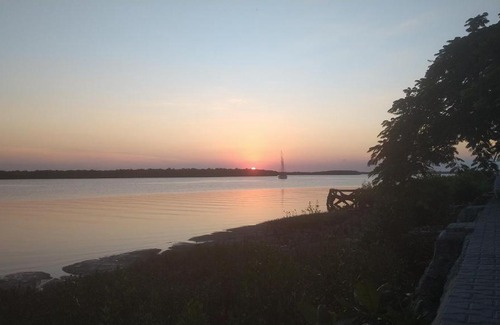 Caravelas House | O Paraíso é Aqui Abrolhos - Suíte privativa, cama de casal, ar condicionado e TV - Café da manhã de frente para o mar
