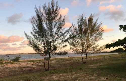 Caravelas House | O Paraíso é Aqui Abrolhos - Suíte privativa, cama de casal, ar condicionado e TV - Café da manhã de frente para o mar