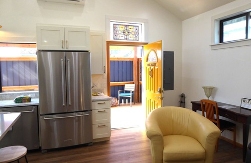 Port Angeles Cottage | OAK ALLEY High End, Huge Kitchen, Private, Locked Patio. EV charging available.