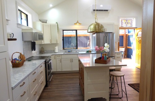 Port Angeles Cottage | OAK ALLEY High End, Huge Kitchen, Private, Locked Patio. EV charging available.