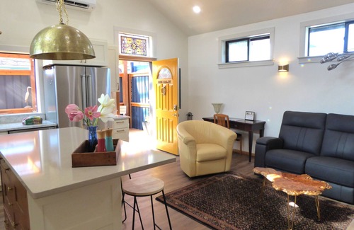 Port Angeles Cottage | OAK ALLEY High End, Huge Kitchen, Private, Locked Patio. EV charging available.