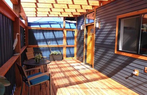 Port Angeles Cottage | OAK ALLEY High End, Huge Kitchen, Private, Locked Patio. EV charging available.