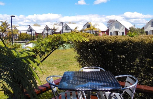 Okere Falls Cottage | Oak Lodge - Hamurana
