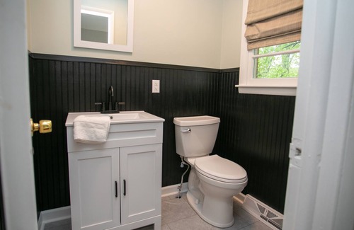 Lowell House | Oak Street Retreat- 20 min to CLT- convenient & comfortable