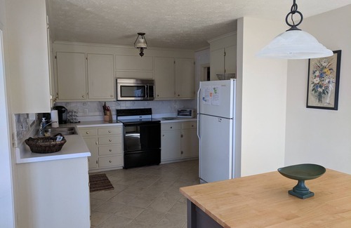 Lyndhurst House | Oak Tree Cottage: Beautiful farm with mountain views.