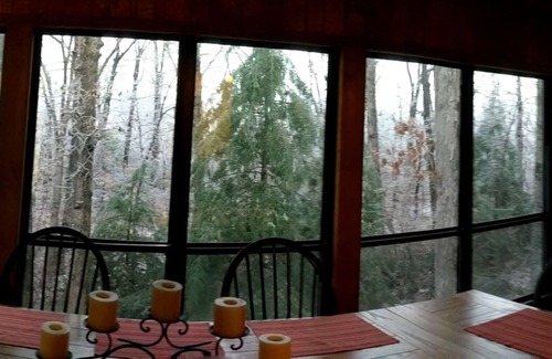 Lyndhurst House | Oak Tree Cottage: Beautiful farm with mountain views.