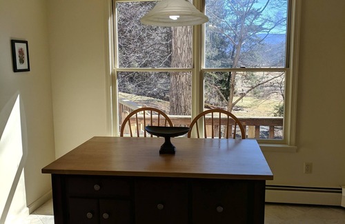 Lyndhurst House | Oak Tree Cottage: Beautiful farm with mountain views.