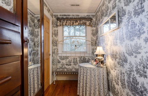Asheville Bed & Breakfast | Oakland Cottage Bed & Breakfast