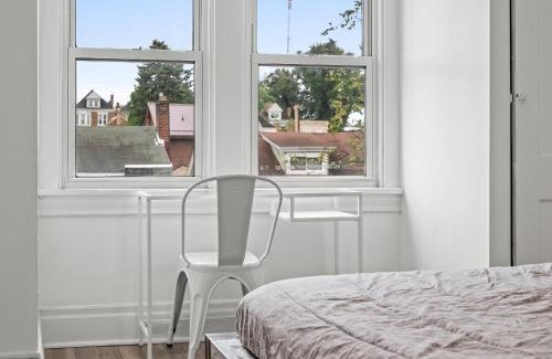 Pittsburgh House | Oakland/University @H Bright and Stylish Private Bedroom with Shared Bathroom